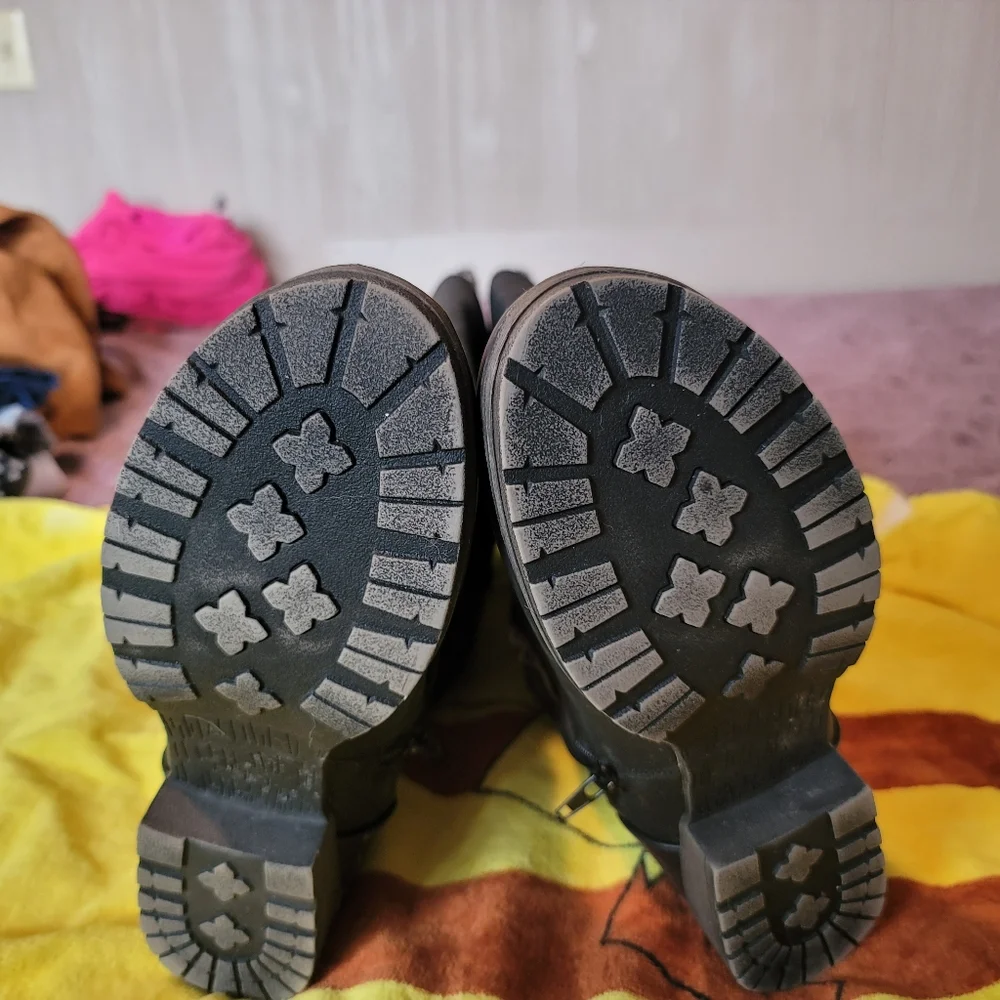 Boots - Picture 3 of 3